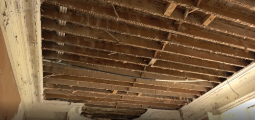 Typical ceiling in the rooms 